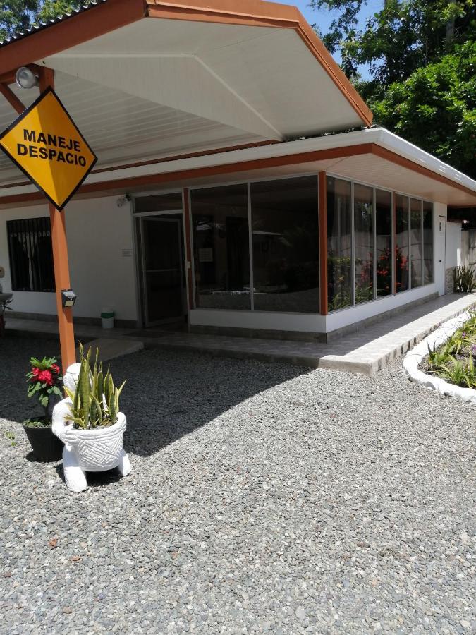 Puerto Vargas Lodge Cahuita Exterior photo